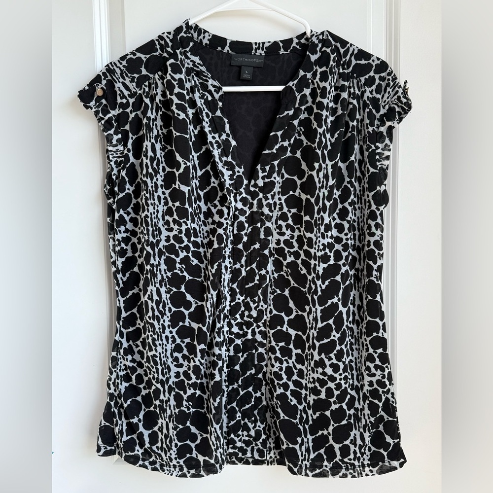 Worthington Black and White Blouse, Cap Sleeves w/ button accent, lined. Sz L